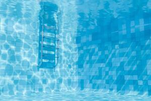 natação piscina canto com escada e reflexivo água foto