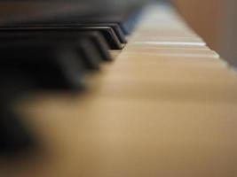 detalhe das teclas do teclado do piano foto