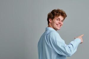 ai gerado alegre homem de negocios vestido dentro uma azul camisa apontando para a certo lado, marca lançamento conceito foto