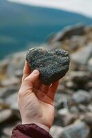 ai gerado uma pessoa segurando uma pedra naturalmente em forma gostar uma coração foto