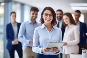 ai gerado empresária em pé dentro frente do uma grupo do pessoas foto