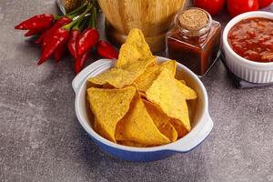 mexicano milho nachos salgadinhos com salsa foto