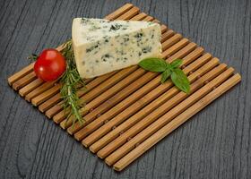 azul queijo sobre borda foto
