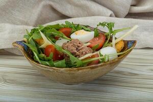 atum salada dentro a tigela foto