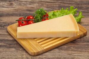 triângulo de queijo parmesão tradicional italiano foto