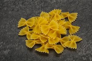 macarrão farfalle seco cru para cozinhar foto