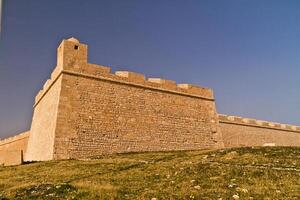 ribat - fortificação árabe e cemitério em mahdia - cidade litorânea no norte da tunísia foto