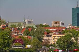 cidade velha pelo cenário pitoresco do rio vistula na cidade de varsóvia, polônia foto