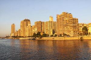 pôr do sol Cairo a partir de a rio Nilo ponte foto