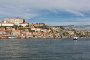 Visão do porto cidade às a margem do rio e vinho barcos foto