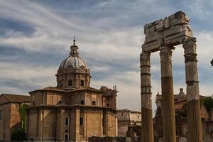 construindo ruínas e colunas antigas em roma, itália foto