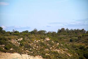 alta montanha e rochas na grécia rhodes foto