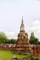 pagode no templo de wat chaiwattanaram, ayutthaya, tailândia foto