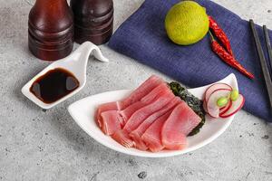 japonês cozinha - fatiado atum sashimi foto