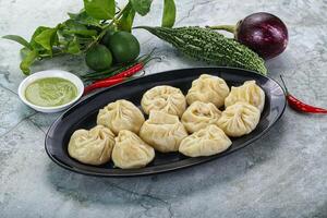 nepalês cozido no vapor dumplings momo com sause foto