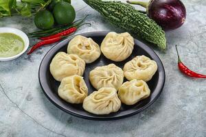 nepalês cozido no vapor dumplings momo com sause foto