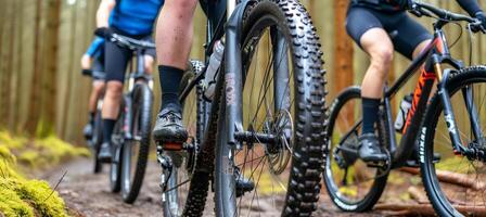 ai gerado diverso grupo do ciclistas descendente uma declive em montanha bicicletas dentro açao embalado ao ar livre aventura foto