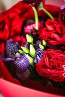colorida flores dentro vermelho tigela foto