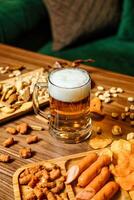 abundante de madeira mesa com sortido Comida e Cerveja caneca foto