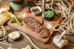 de madeira corte borda com carne e legumes foto