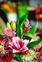 colorida cheio de flores vaso em mesa foto