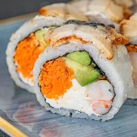 fechar acima do uma Sushi lista em uma prato foto