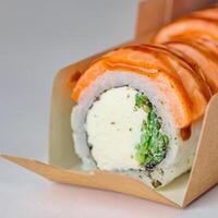 encharcado de molho Sushi lista com uma variedade do coberturas. foto