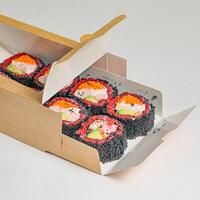 uma caixa preenchidas com vários Sushi em mesa foto