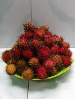 uma fechar-se Visão do fresco rambutans foto