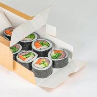 aberto caixa do Sushi, pronto para estar comido foto