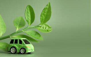ecologia conceito. eco carro em uma verde fundo. a conceito do sustentável desenvolvimento. cópia de espaço. foto