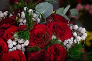 uma ramalhete do vermelho rosas e branco bolas foto