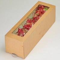 de madeira caixa com vermelho corda dentro foto