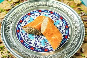 fatia do pão em azul e branco prato foto