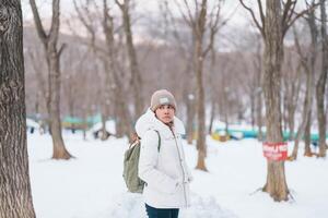 mulher turista com neve dentro inverno estação às zao Raposa Vila, viajante passeios turísticos miyagi prefeitura. ponto de referência e popular para atração perto Sendai, tohoku, Japão. viagem e período de férias foto