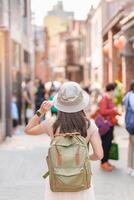 mulher viajante visitando dentro Taiwan, turista com mochila e chapéu passeios turísticos dentro bopiliao histórico bloquear, ponto de referência e popular atrações dentro Taipei cidade. Ásia viagem foto