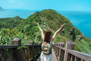 mulher viajante visitando dentro Taiwan, turista com mochila passeios turísticos dentro bitou capa caminhada trilha, Novo Taipei cidade. ponto de referência e popular atrações perto Taipei. Ásia viagem conceito foto