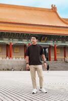 homem viajante visitando dentro Taiwan, turista passeios turísticos dentro nacional Chiang kai shek memorial ou corredor liberdade quadrado, Taipei cidade. ponto de referência e popular atrações. Ásia viagem conceito foto