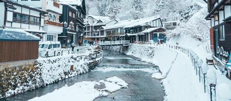 lindo ginzan Onsen com neve outono dentro inverno estação é a maioria famoso japonês quente Primavera dentro Yamagata, Japão. foto