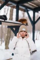 mulher turista com fofa Raposa em neve dentro inverno estação às zao Raposa Vila, viajante passeios turísticos miyagi prefeitura. ponto de referência e popular para atração perto Sendai, tohoku, Japão. viagem e período de férias foto