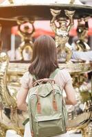 mulher viajante visitando dentro Taiwan, turista com chapéu passeios turísticos dentro Longshan têmpora, chinês folk religioso têmpora dentro wanhua distrito, Taipei cidade. ponto de referência e popular. viagem e período de férias conceito foto