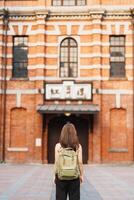 mulher viajante visitando dentro Taiwan, turista passeios turísticos às vermelho casa ou velho teatro dentro Ximen, Taipei cidade. ponto de referência e popular atrações. Ásia viagem, viagem e período de férias conceito foto