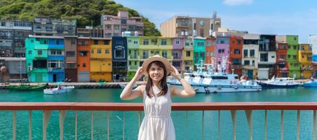 mulher viajante visitando dentro Taiwan, turista com chapéu passeios turísticos dentro keelung, colorida Zhengbin pescaria porta, ponto de referência e popular atrações perto Taipei cidade . Ásia viagem conceito foto