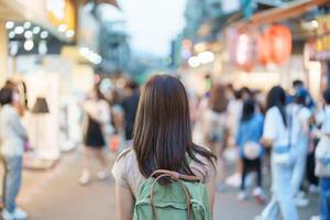 mulher viajante visitando dentro Taiwan, turista com saco passeios turísticos e compras dentro Shilin noite mercado, ponto de referência e popular atrações dentro Taipei cidade. Ásia viagem e período de férias conceito foto