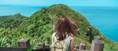 mulher viajante visitando dentro Taiwan, turista com mochila passeios turísticos dentro bitou capa caminhada trilha, Novo Taipei cidade. ponto de referência e popular atrações perto Taipei. Ásia viagem conceito foto