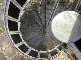 espiral Escadaria Visão a partir de acima em uma ensolarado dia foto