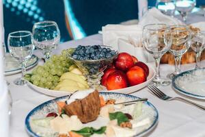 banquete mesa servido com pratos e lanches foto