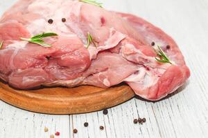 fresco peça do carne ampla carne de porco presunto em uma borda com Pimenta. foto