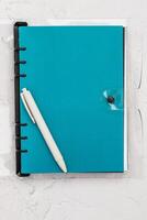 a caneta mentiras dentro a caderno, a conceito do estudar, Tempo gerenciamento. foto