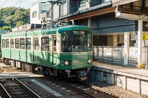 enoshima dentetsu trem linha dentro Kamakura, japonês estrada de ferro conecta kamakura dentro kamakura com Fujisawa estação dentro Fujisawa, Kanagawa. ponto de referência atração perto Tóquio. Kanagawa, Japão, 16 novembro 2023 foto